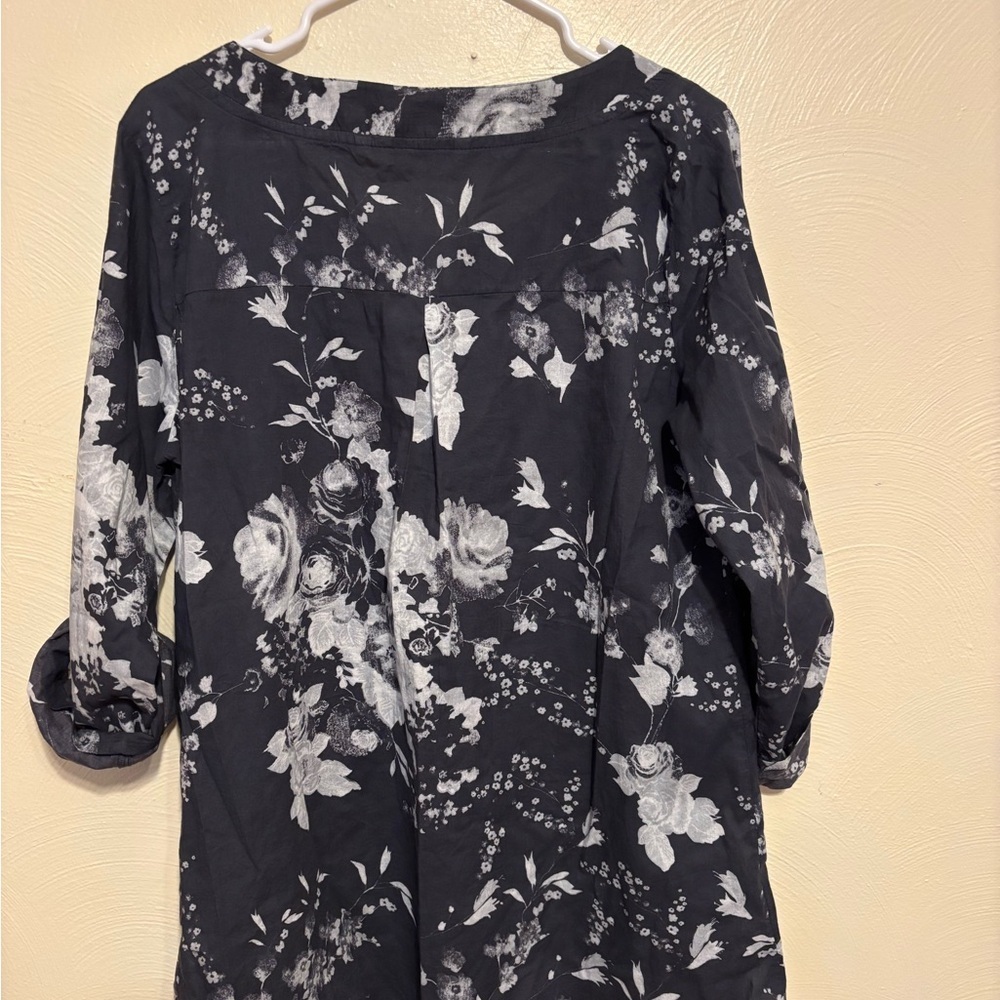 Soft Surroundings Floral Tunic Blouse Womens Large Black White Roll Tab - Picture 7 of 7